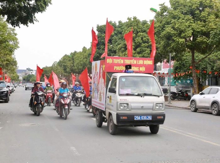 Đội tuyên truyền lưu động phường Dương Nội. Ảnh Thùy Dương