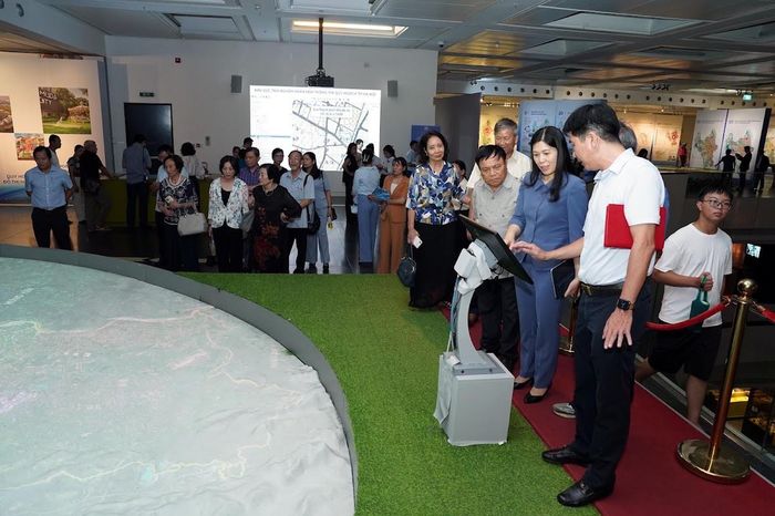 Các thành viên đoàn tham quan trải nghiệm ứng dụng công nghệ. Ảnh: PV