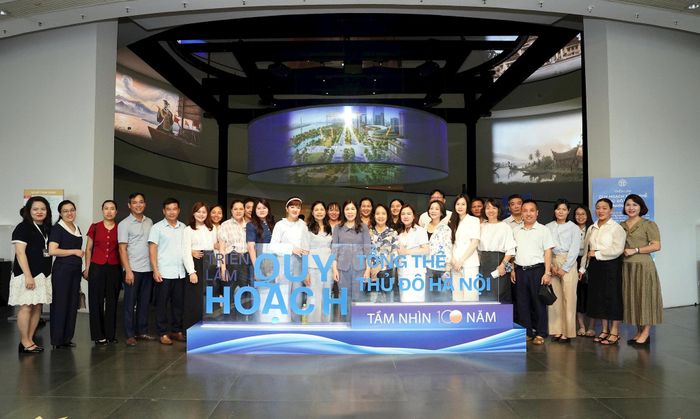 Lãng đạo cùng các thành viên của 7 Hội đồng tư vấn và cán bộ, đảng viên cơ quan Ủy ban MTTQ Việt Nam thành phố Hà Nội tại triển lãm. Ảnh: PV