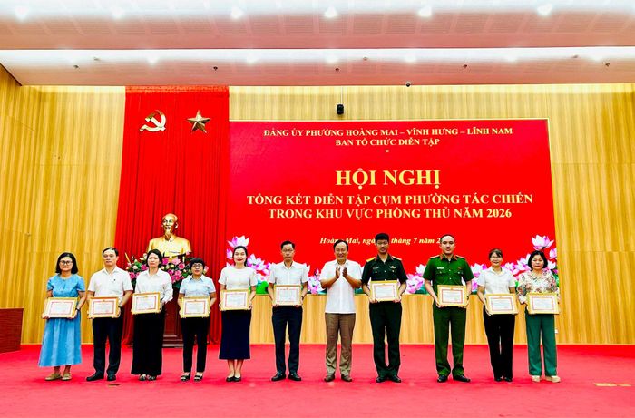 Bí thư Đảng ủy, Chủ tịch HĐND phường Lĩnh Nam Đỗ Thanh Tùng khen thưởng các tập thể có thành tích xuất sắc nhiệm vụ diễn tập tác chiến trong khu vực phòng thủ năm 2026. Ảnh: Trần Oanh.