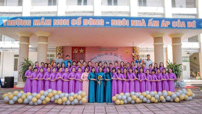 Đội ngũ cán bộ giáo viên trường Mầm non Cổ Đông. Ảnh: PV