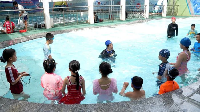 Lớp dạy bơi cho trẻ tại Hoài Đức (Hà Nội).