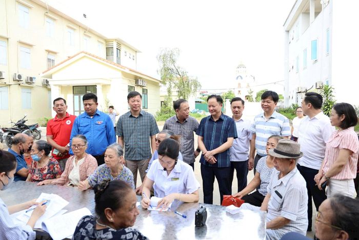 Lãnh đạo xã Chương Dương kiểm tra, thăm hỏi y, bác sĩ và người dân trên địa bàn tại buổi khám.