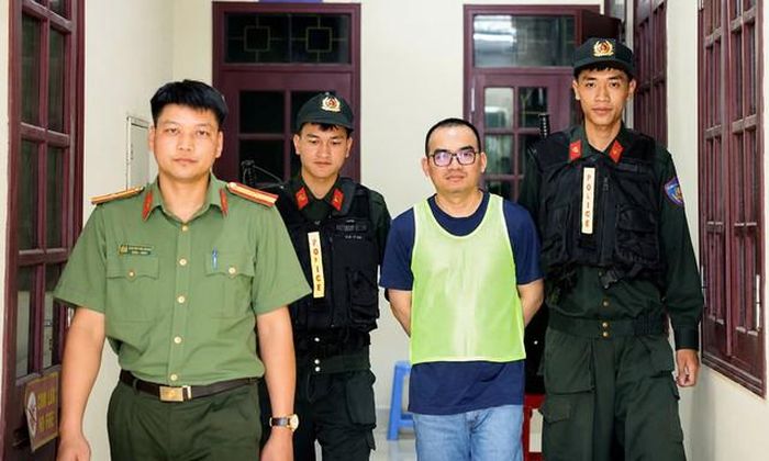 Lực lượng chức năng dẫn giải đối tượng về cơ quan an ninh điều tra Công an tỉnh. Ảnh: CACC