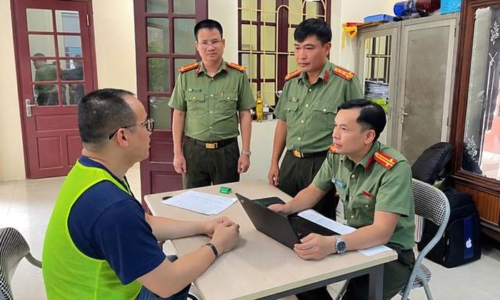 Đối tượng cầm đầu đường dây tại Việt Nam - Đinh Đức Phụng tại cơ quan điều tra. Ảnh: CACC