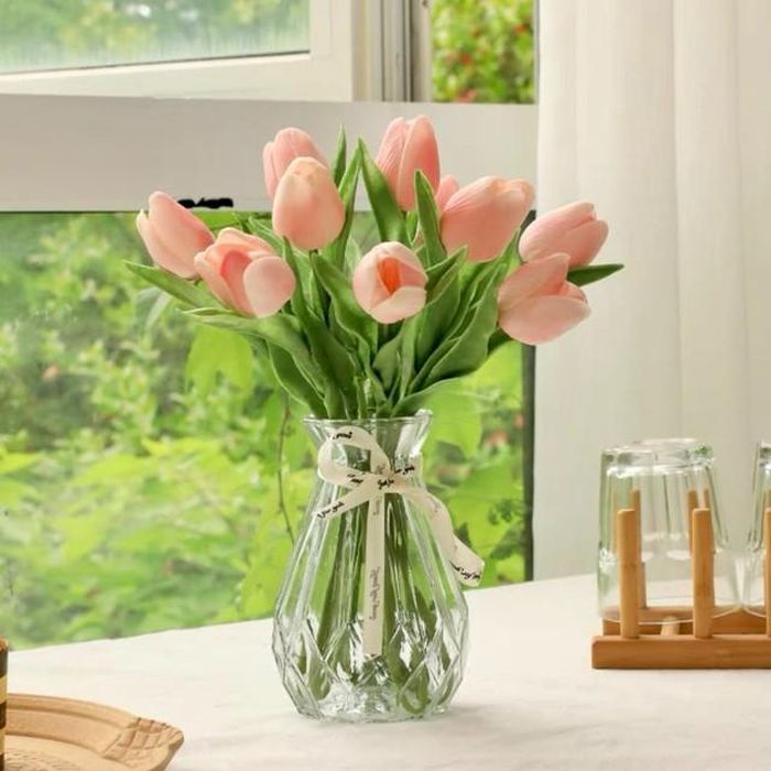 Theo ngũ hành thì Mộc Hỏa tương sinh, hoa cỏ thuộc ngũ hành Mộc mà đem đặt ở bên cạnh các vật dụng thuộc hỏa như tivi, máy tính, tủ lạnh và các đồ điện, bếp lửa... sẽ làm cho gia đình giàu có, thịnh vượng, có quý nhân phù trợ.