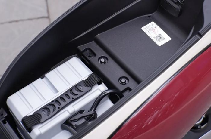 YADEA Omee P cạnh tranh với nhiều mẫu xe điện phổ thông khác nhờ lợi thế sử dụng pin lithium thay vì ắc quy chì truyền thống.