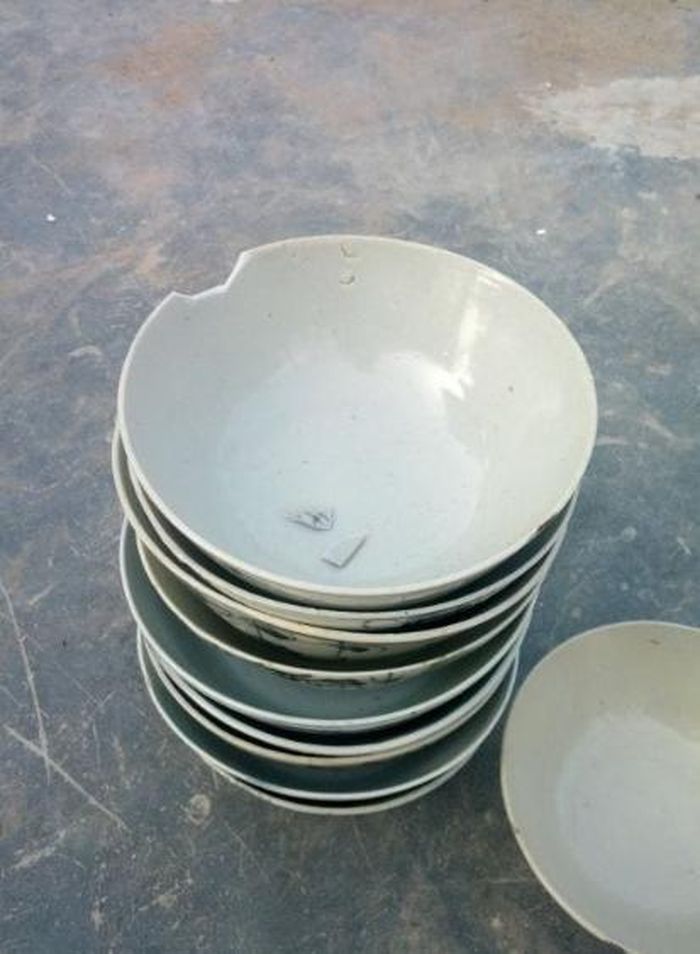 Trong phong thủy, chỉ đập nhẹ mà chén bát đã nứt vỡ thành nhiều mảnh nghĩa là tình cảm đang gặp trục trặc.
