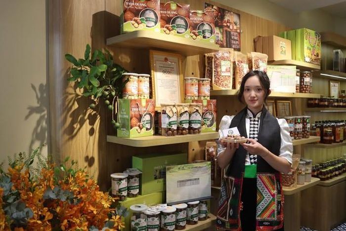 Gian hàng mở cửa từ nay đến hết ngày 19/7, tại số 62 Tràng Tiền (phường Hoàn Kiếm) với nhiều loại nông sản, thực phẩm chế biến và hàng thủ công đặc trưng vùng Tây Bắc, nhằm phục vụ người dân, du khách.