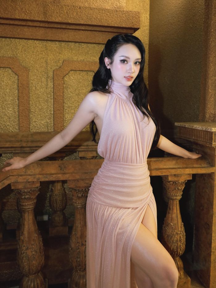 Vũ Thúy Quỳnh thu hút sự quan tâm khi đăng tải loạt ảnh mới trên trang cá nhân kèm dòng trạng thái ngắn gọn: "Em bé của anh. Anh nào thì mình cũng không biết". Vũ Thúy Quỳnh nổi bật trong chiếc váy màu hồng nhạt có thiết kế ôm sát cơ thể, kết hợp phần xẻ cao ở chân, tôn lên vóc dáng cân đối.