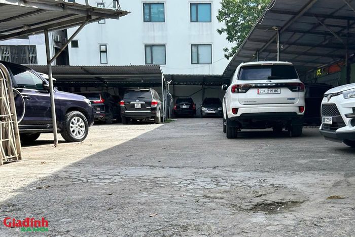 Bãi xe nằm trên thửa đất liền kề LK14-18 khu vực ngã tư phố Nông Quốc Chấn giao Nguyễn Văn Luyện (KĐT Văn Khê).