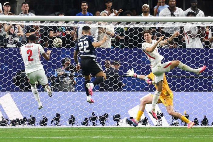 ĐT Argentina đã tạo nên màn ngược dòng đầy cảm xúc để đánh bại ĐT Anh 2-1. Ảnh AFP/TTXVN