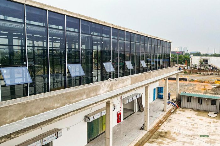 Hệ thống mặt dựng kính đang được hoàn thiện tại khu nhà chức năng.