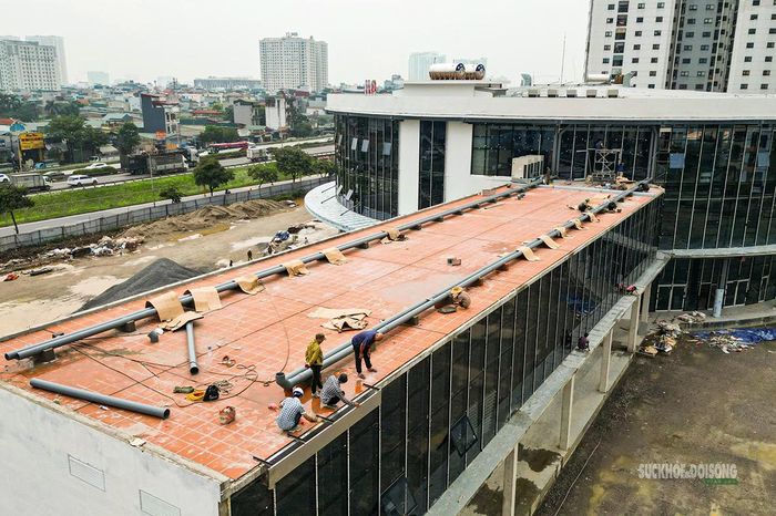 Công nhân thi công hệ thống kỹ thuật trên mái khu chức năng.