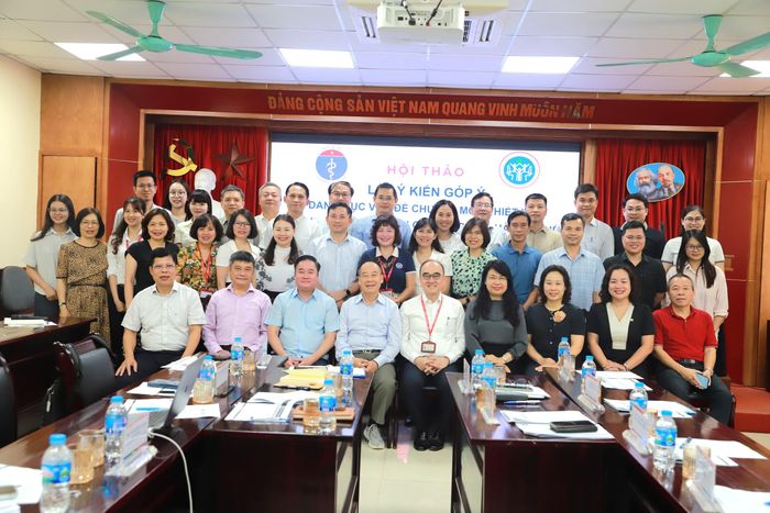 Các đại biểu, chuyên ga, thành viên nhóm xây dựng danh mục tham gia hội thảo tại điểm cầu chính.