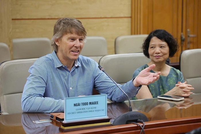 Ông Todd Magee, Giám đốc vận hành Tổ chức Operation Smile toàn cầu phất biểu.