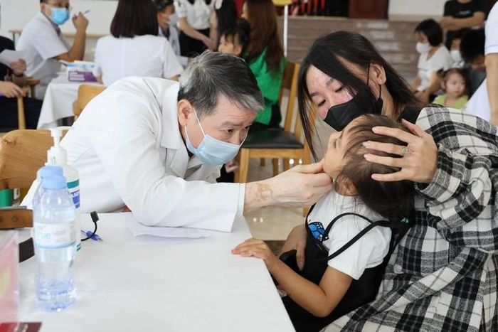 140 trẻ em được chuyên gia tuyến Trung ương trực tiếp thăm khám tại chương trình khám sàng lọc miễn phí "Thắp sáng nụ cười".