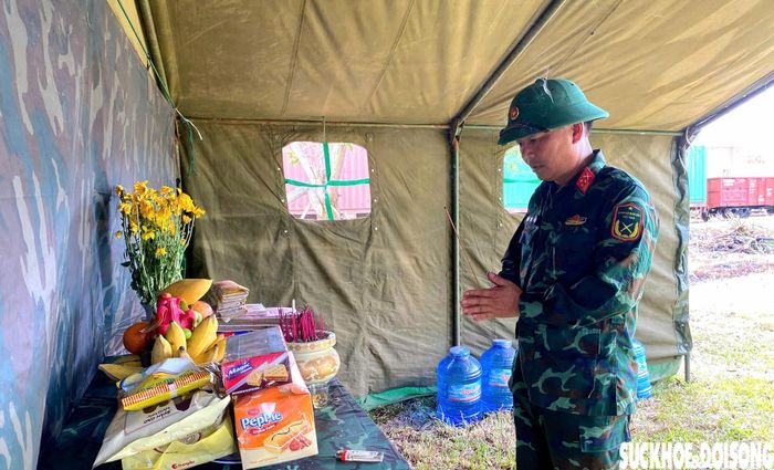 Thượng tá Ngô Trí Hùng, Đội trưởng Đội Quy tập 192 thắp hương tại bàn thờ được đặt ở trong lán dựng tạm tại hiện trường.