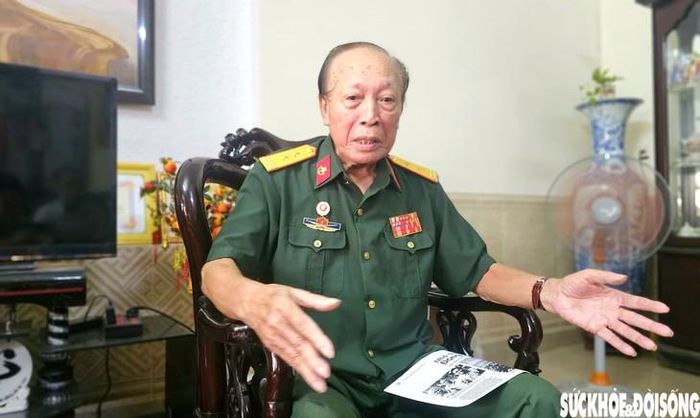 Ông Lê Hữu Tòng trao đổi với phóng viên.