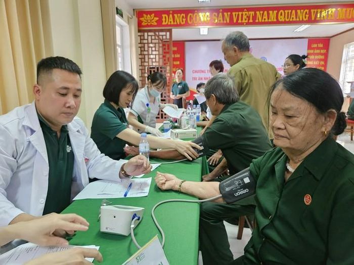 Các y, bác sĩ khám sức khỏe, đo huyết áp, tư vấn và sàng lọc bệnh cho thương binh, bệnh binh tại Trung tâm Điều dưỡng Thương binh Nghệ An.