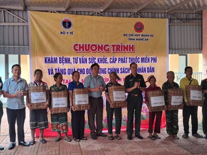 Đại diện Bộ Chỉ huy Quân sự tỉnh Nghệ An trao quà cho các gia đình chính sách và người dân có hoàn cảnh khó khăn.