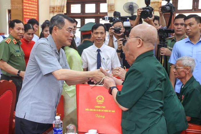 Thủ tướng Lê Minh Hưng tặng quà các thương binh, bệnh binh tại Trung tâm Điều dưỡng Thương binh Kim Bảng, tỉnh Ninh Bình. Ảnh: VGP/Nhật Bắc