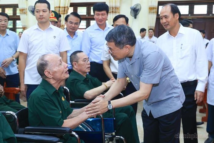 Thủ tướng Lê Minh Hưng thăm hỏi, động viên các thương binh, bệnh binh tại Trung tâm Điều dưỡng Thương binh Kim Bảng, tỉnh Ninh Bình. Ảnh: VGP/Nhật Bắc
