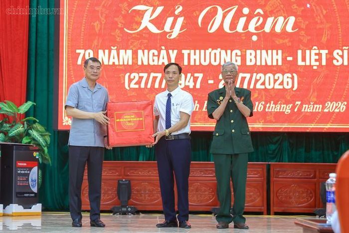 Thủ tướng Lê Minh Hưng tặng quà Trung tâm Điều dưỡng Thương binh Kim Bảng, tỉnh Ninh Bình. Ảnh: VGP/Nhật Bắc