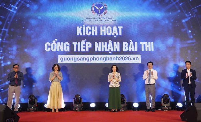 Thứ trưởng Nguyễn Thị Liên Hương và các thành viên Hội đồng Giám khảo, các đại biểu khai trương Cổng tiếp nhận bài dự thi.