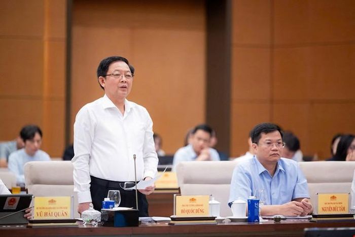 Phó Thủ tướng Chính phủ Hồ Quốc Dũng giải trình ý kiến của các thành viên UBTVQH.