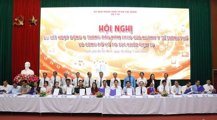 Các bệnh viện Trung ương trên địa bàn TPHCM và bệnh viện tuyến Thành phố ký thỏa thuận với UBND phường, xã, cam kết hỗ trợ địa phương trong công tác khám sức khỏe toàn dân.
