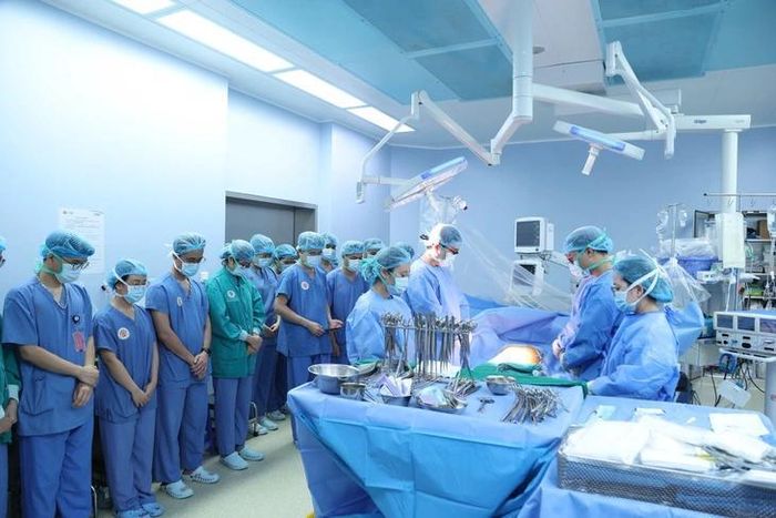 Các bác sĩ tri ân nghĩa cử cao đẹp của người hiến tạng Bệnh viện TWQĐ 108. Ảnh: Mai Chi – Quang Huy.