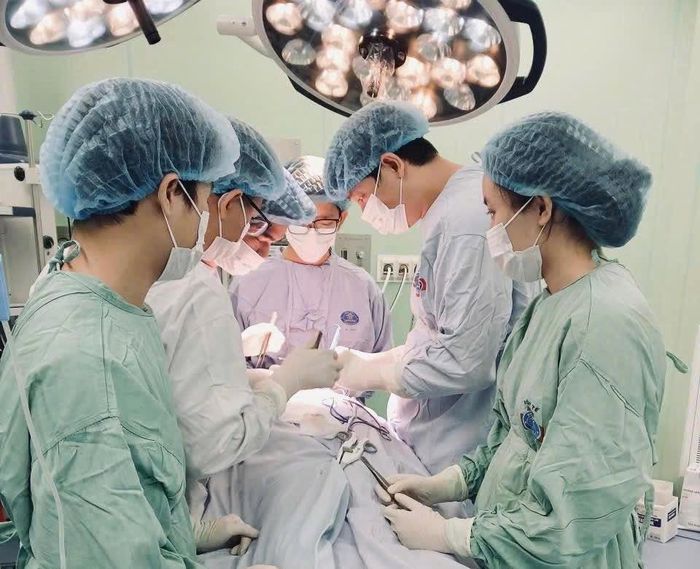 Các bác sĩ tiến hành phẫu thuật cho bệnh nhân.
