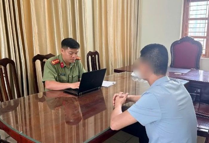 Công an phường Thái Bình làm việc với công dân N.H.A về hành vi vi phạm. Ảnh: Cơ quan Công an.
