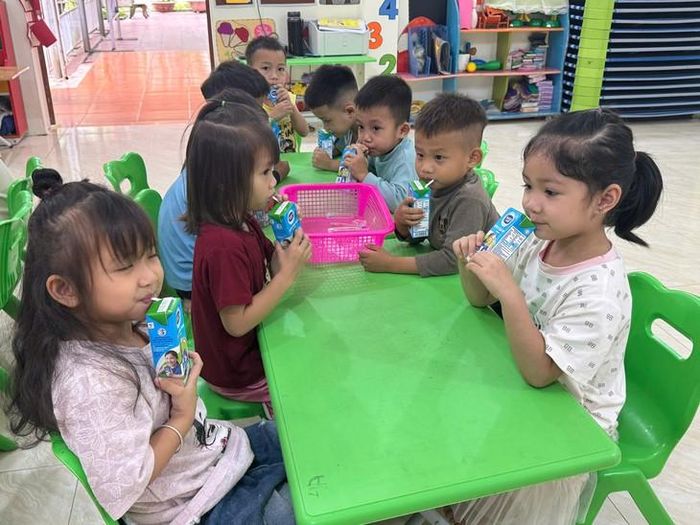 Giờ uống sữa học đường của học sinh lớp mẫu giáo Trường mầm non xã Hải Sơn. Ảnh: TV