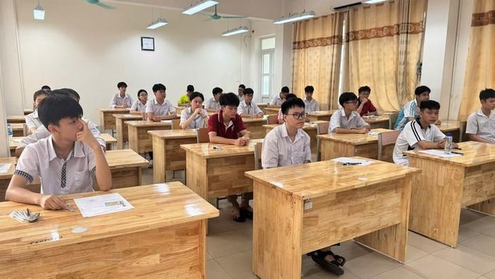 Học sinh dự thi vào lớp 10 THPT tại điểm thi Trường THPT Chuyên Hạ Long. Ảnh: Tiến Sinh