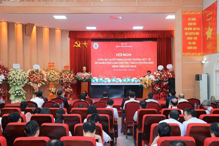 Hội nghị công bố Quyết định của Bộ trưởng Bộ Y tế bổ nhiệm Phó Giám đốc phụ trách chuyên môn Bệnh viện Hữu Nghị. Ảnh: Minh Quyết