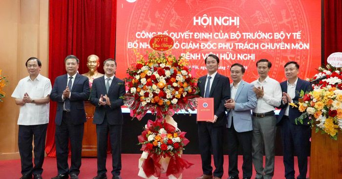 Lãnh đạo Bộ Y tế, Ban Giám đốc và các đại biểu chúc mừng tân Phó Giám đốc Trần Đăng Khoa. Ảnh: Minh Huyền