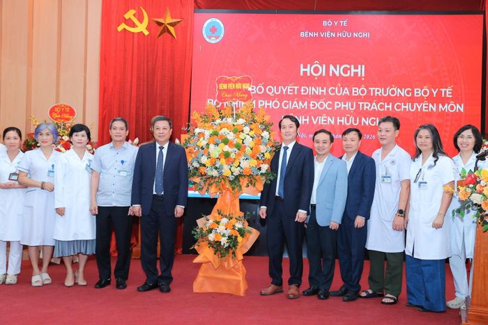 Ban Lãnh đạo Bệnh viện Hữu Nghị và các khoa, phòng chúc mừng tân Phó Giám đốc Trần Đăng Khoa. Ảnh: Minh Quyết
