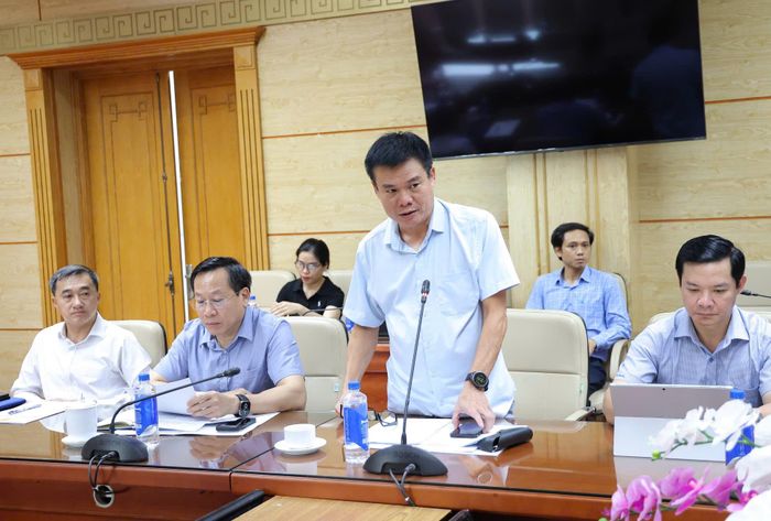 Lãnh đạo Trung tâm Thông tin Y tế Quốc gia báo cáo tại cuộc họp.