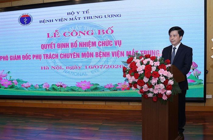 Tân Phó Giám đốc phụ trách chuyên môn Bệnh viện Mắt Trung ương Lê Xuân Cung phát biểu nhận nhiệm vụ.