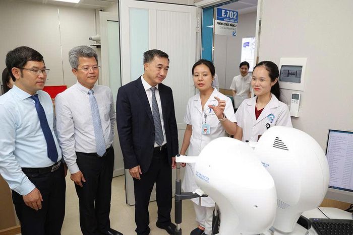 Thứ trưởng Bộ y tế Trần Văn Thuấn thăm quan và nghe giới thiệu về hệ thống chẩn đoán và phẫu thuật khúc xạ với những công nghệ tiên tiến của hệ thống chẩn đoán trước phẫu thuật (gồm máy chụp bản đồ và cắt lớp giác mạc Pentacam và MS-39, máy đánh giá cơ sinh học giác mạc Corvis ST, máy đo sinh trắc học IOLMaster 700, máy đo quang sai PERAMIS và máy chụp ảnh đáy mắt góc rộng CLARUS 700).