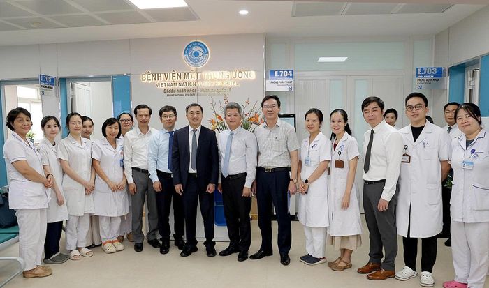 Thứ trưởng Trần Văn Thuấn, các đại biểu cùng các y bác sĩ, nhân viên y tế Bệnh viện Mắt Trung ương.