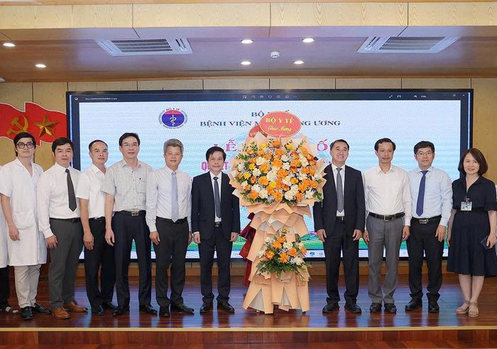 Thứ trưởng Trần Văn Thuấn cùng các đại biểu, Ban Giám đốc Bệnh viện, đại điện Đảng ủy bệnh viện chúc mừng PGS.TS Lê Xuân Cung.