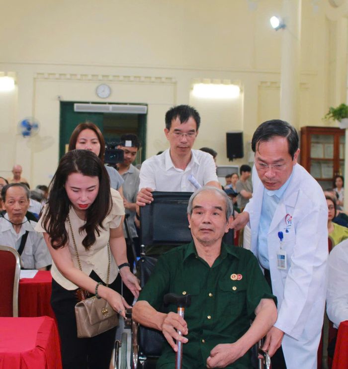 Lãnh đạo Bệnh viện Đa khoa Đống Đa, cán bộ phường Đống Đa đưa thương binh Lê Công Quỳnh (sinh năm 1952) là thương binh hạng 4/4 vào khu vực khám sức khỏe.