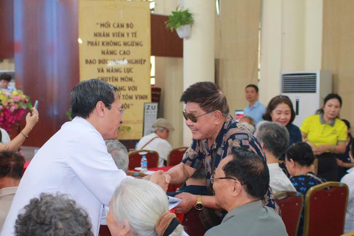 TS.BS Nguyễn Đình Phúc - Giám đốc Bệnh viện Đa khoa Đống Đa tặng quà người có công, đối tượng chính sách tại chương trình.