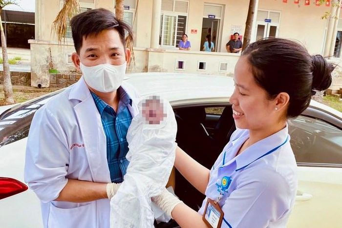 Bác sĩ hỗ trợ sản phụ sinh con an toàn trên xe taxi (ảnh: Q.H.).