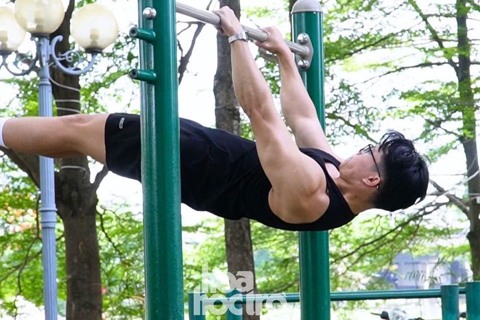 Động tác Front Lever Raise.
