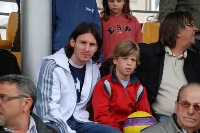 Bức ảnh Dani Olmo "bị ép" chụp cùng Messi năm xưa.