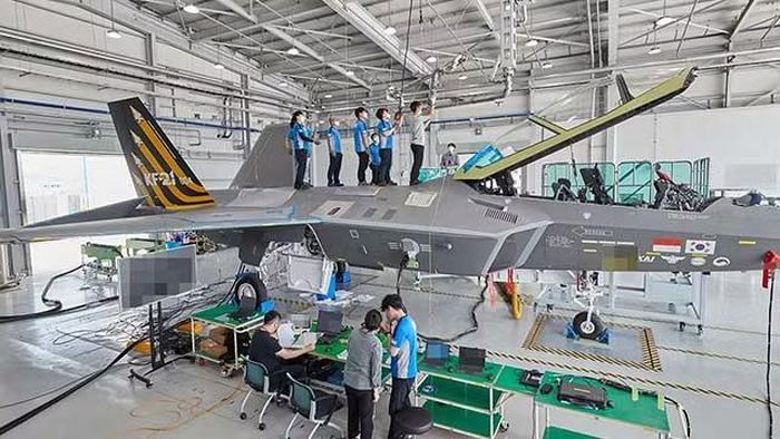 Tập đoàn KAI trước đây đã nhấn mạnh rằng chiếc KF-21 của họ gần với máy bay chiến đấu thế hệ thứ năm về đặc điểm, và nên được xếp vào loại tiêm kích "thế hệ 4,9", chứ không phải 4,5.